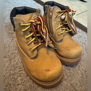 Boys smart fit size 6.5 boots